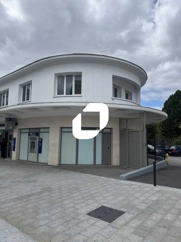 Office in Noisy-le-Sec for lease Building Photo- Image 1 of 8