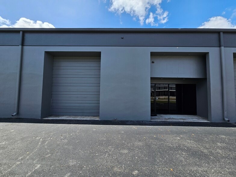 8111 Garden Rd, Riviera Beach, FL for lease - Building Photo - Image 3 of 5