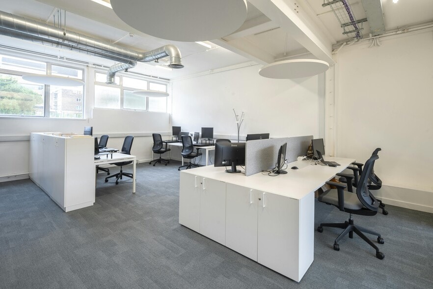Cotswold Rd, Sutton for lease - Interior Photo - Image 3 of 11