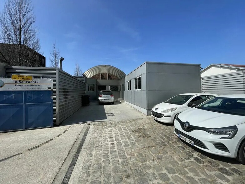 Flex in La Courneuve for lease - Building Photo - Image 1 of 9