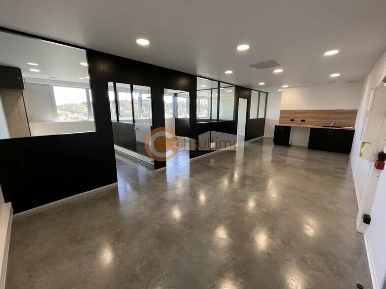 Office in Carbon-Blanc for sale - Interior Photo - Image 1 of 12