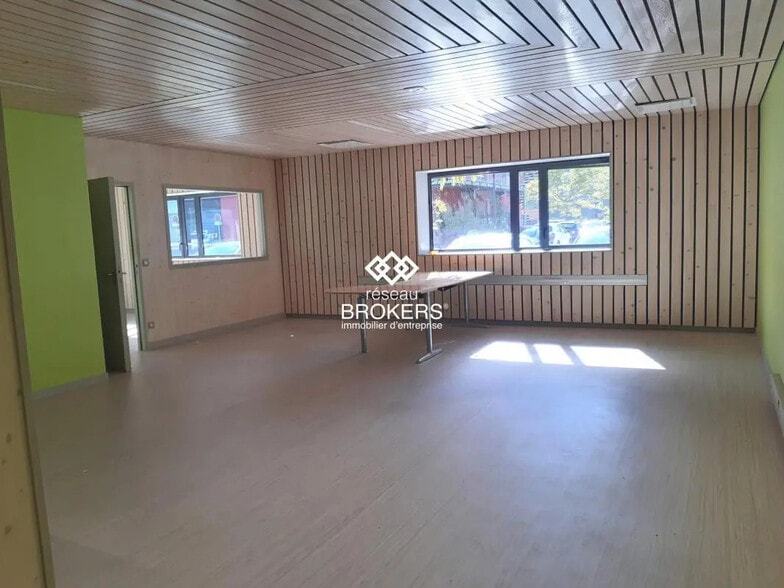 Office in Porte-de-Savoie for lease - Interior Photo - Image 3 of 5