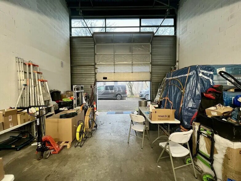 Flex in Taverny for lease - Interior Photo - Image 3 of 6