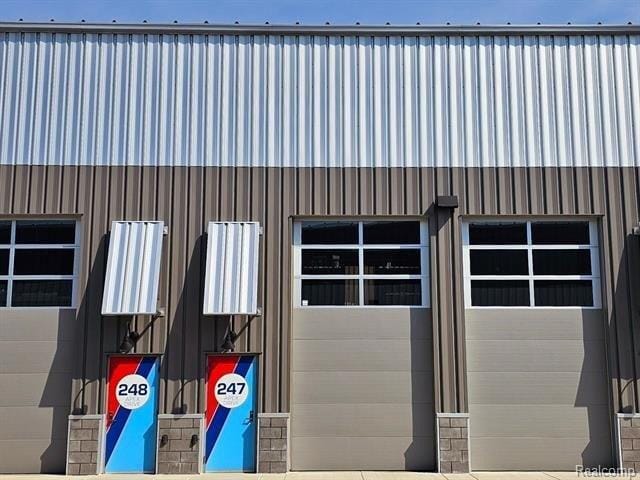 247 Apex Dr, Pontiac, MI for sale - Primary Photo - Image 1 of 15