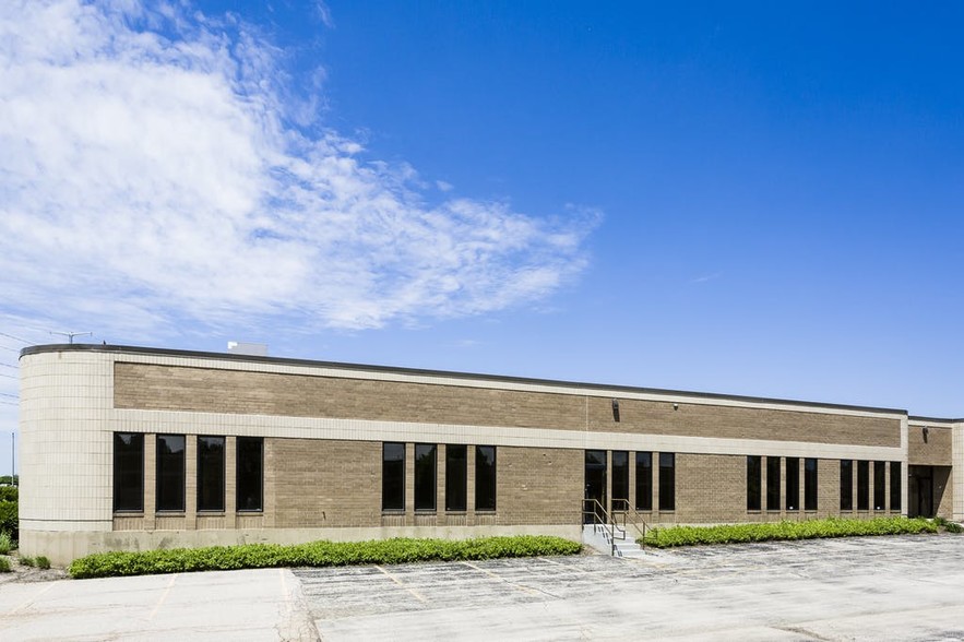 665-675 Tollgate Rd, Elgin, IL for lease - Building Photo - Image 1 of 3