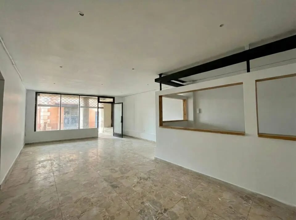 Location Commerce 100 m² - Photo 1