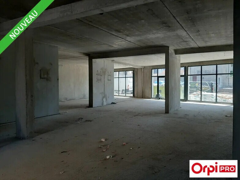 Retail in Valence for lease - Interior Photo - Image 3 of 9