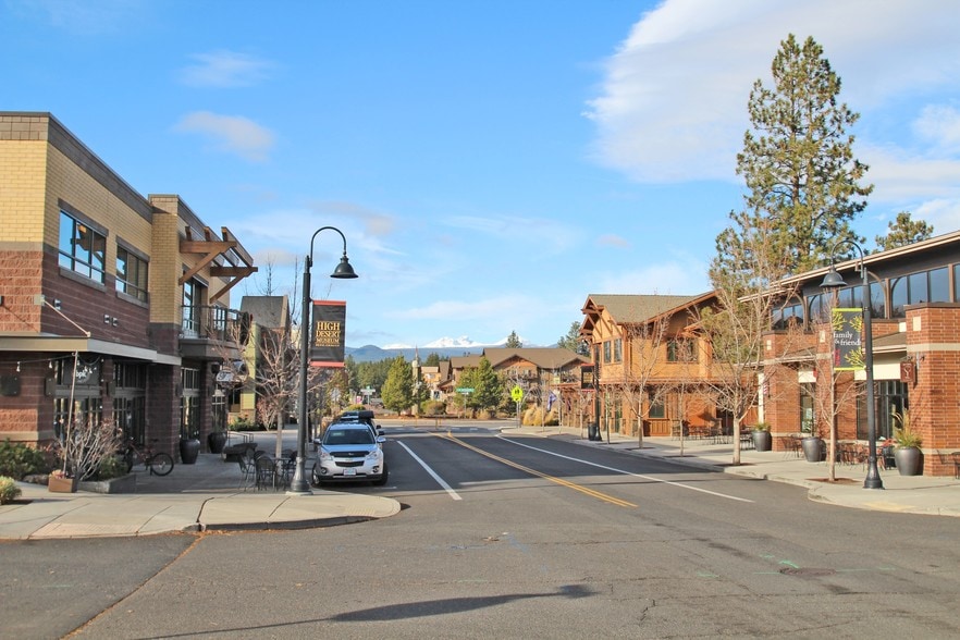 2754 NW Crossing Dr, Bend, OR for lease - Primary Photo - Image 2 of 4
