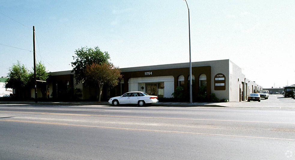 11750-11754 Roscoe Blvd, Sun Valley, CA for lease - Building Photo - Image 2 of 8