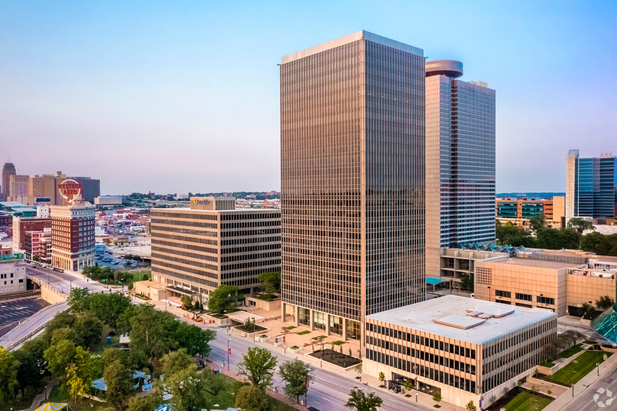 2345 Grand Blvd, Kansas City, MO 64108 2345 Grand