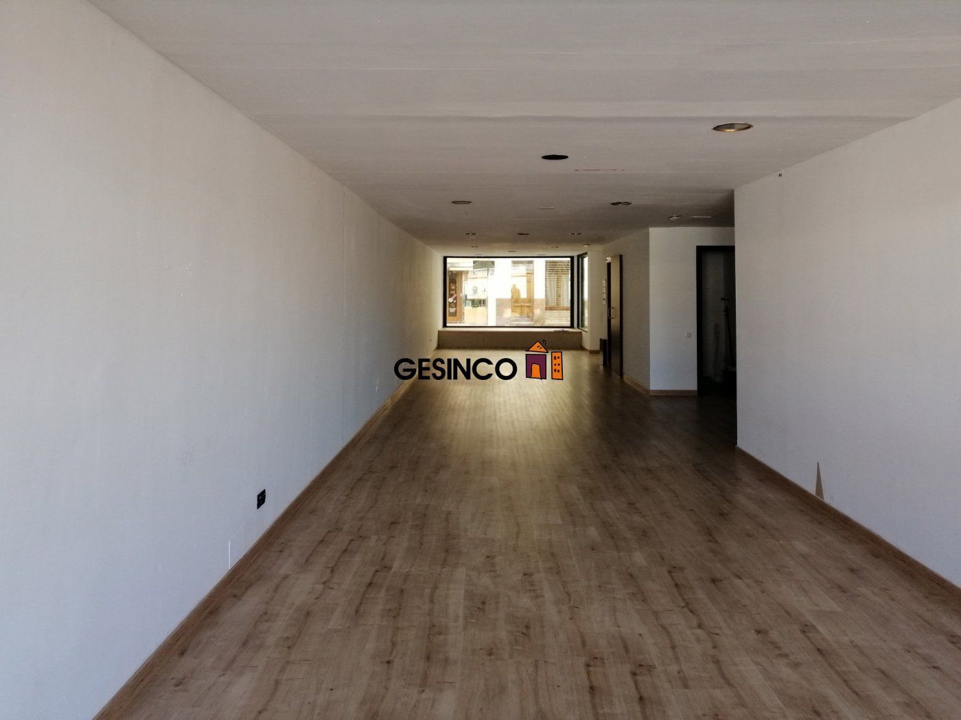 Retail in València for lease Building Photo- Image 1 of 10