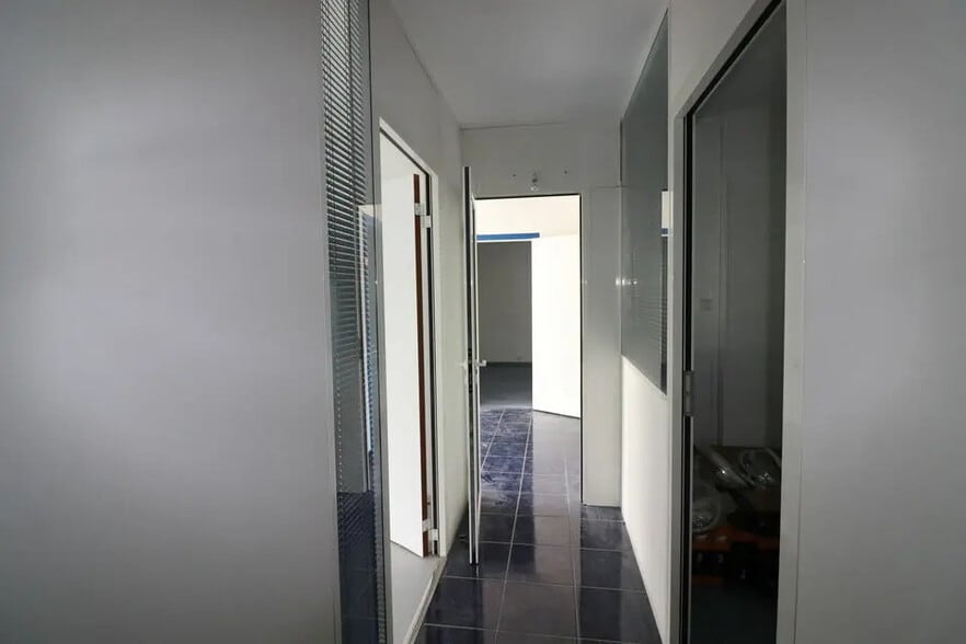 27 Avenue De La Constellation, Cergy for lease - Interior Photo - Image 3 of 5
