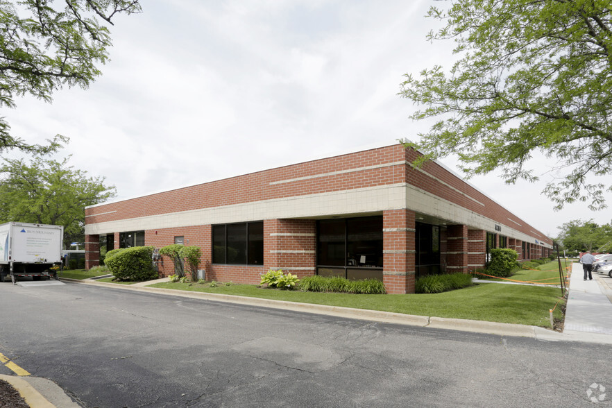 830 W End Ct, Vernon Hills, IL for lease - Building Photo - Image 3 of 4