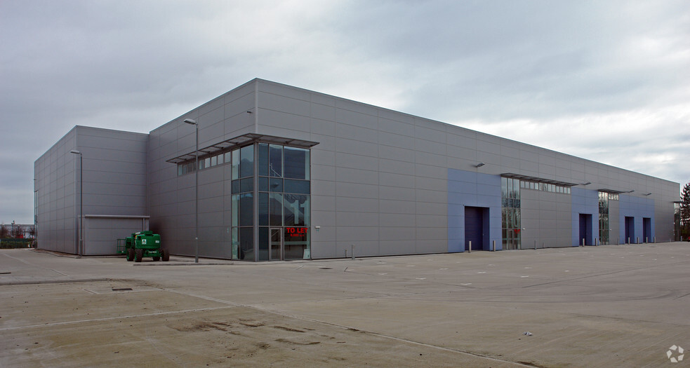 Chippenham Dr, Milton Keynes for lease - Building Photo - Image 3 of 8