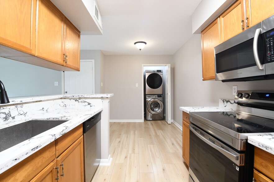 WOODFOREST  3 UNITS   2BR 1BATH EACH portfolio of 3 properties for sale on LoopNet.com - Building Photo - Image 3 of 40