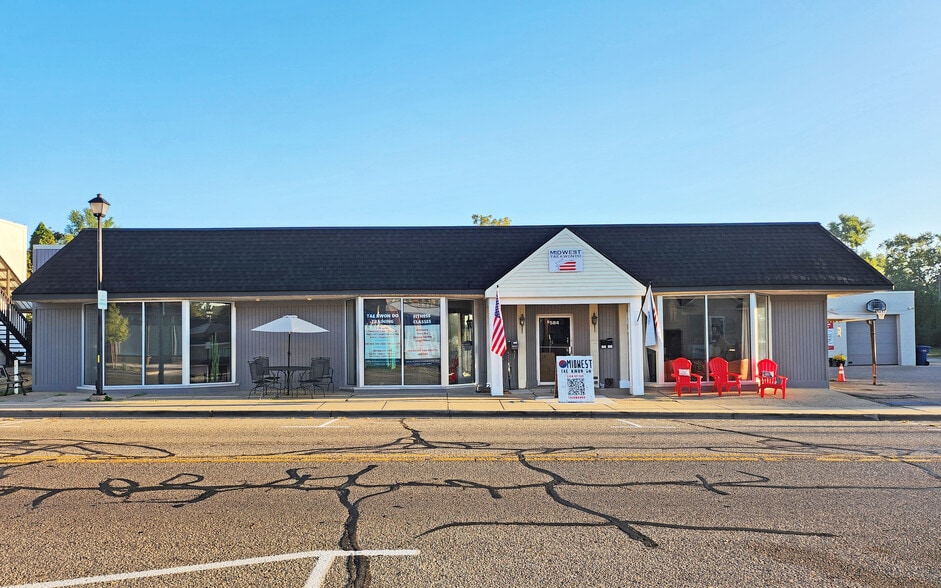 584 W Ann Arbor Trl, Plymouth, MI for lease - Building Photo - Image 1 of 9