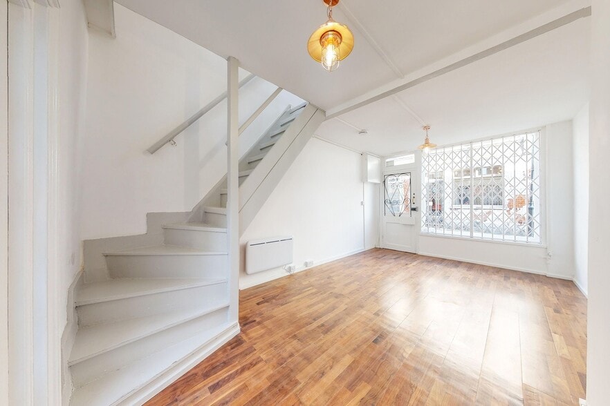 4 Charlton Pl, London for lease - Interior Photo - Image 2 of 13