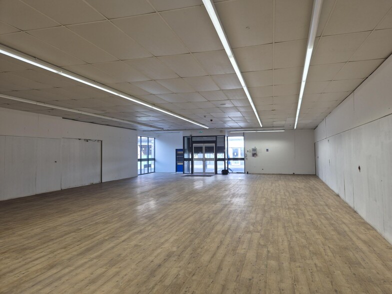 10 Market St, Wirral for lease - Building Photo - Image 2 of 4