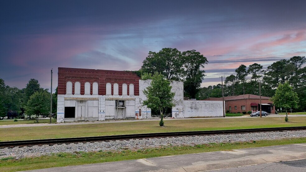 110 SW Railroad St, Rose Hill, NC 28458