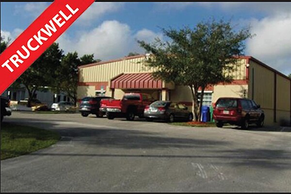 5660 Zip Dr, Fort Myers, FL for lease Building Photo- Image 1 of 4