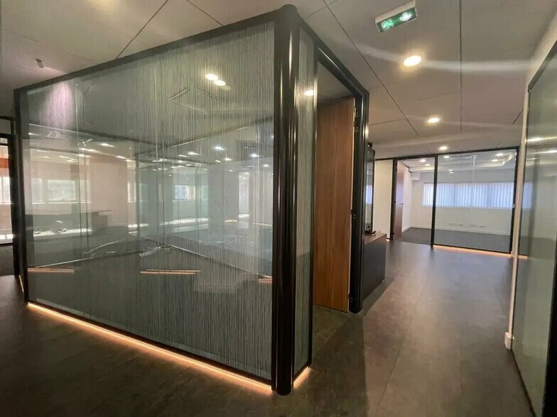 Office in Villeneuve-Loubet for lease - Interior Photo - Image 2 of 12