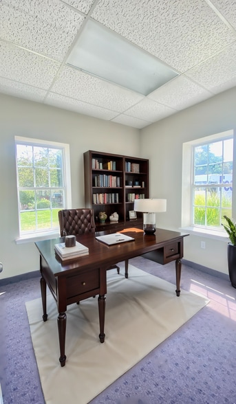 77 Broadway, Amityville, NY for lease - Building Photo - Image 3 of 7