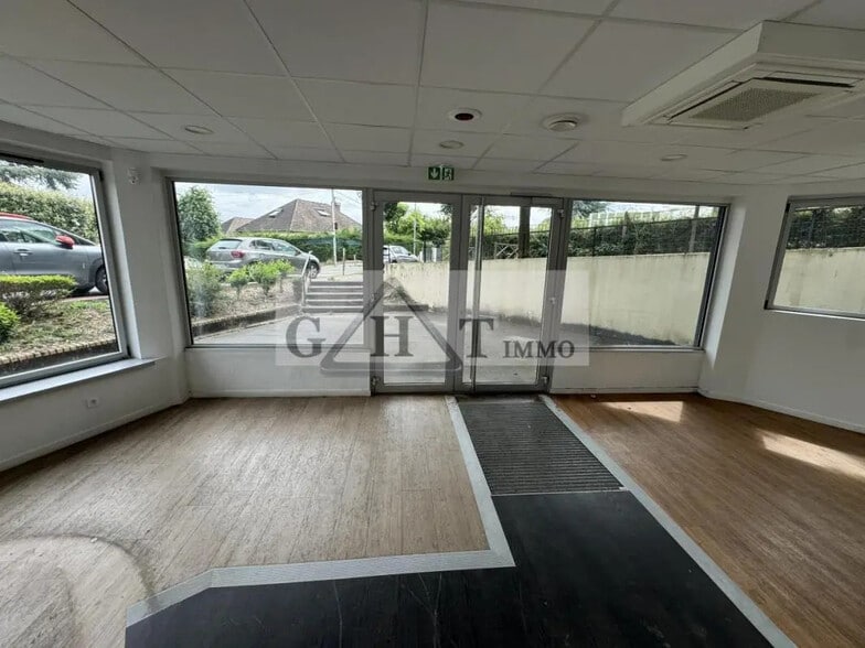 Retail in Longjumeau for sale - Interior Photo - Image 2 of 7