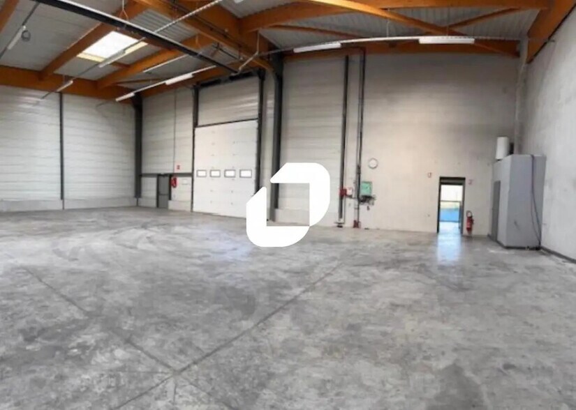 Office in La Verpillière for lease - Building Photo - Image 3 of 95