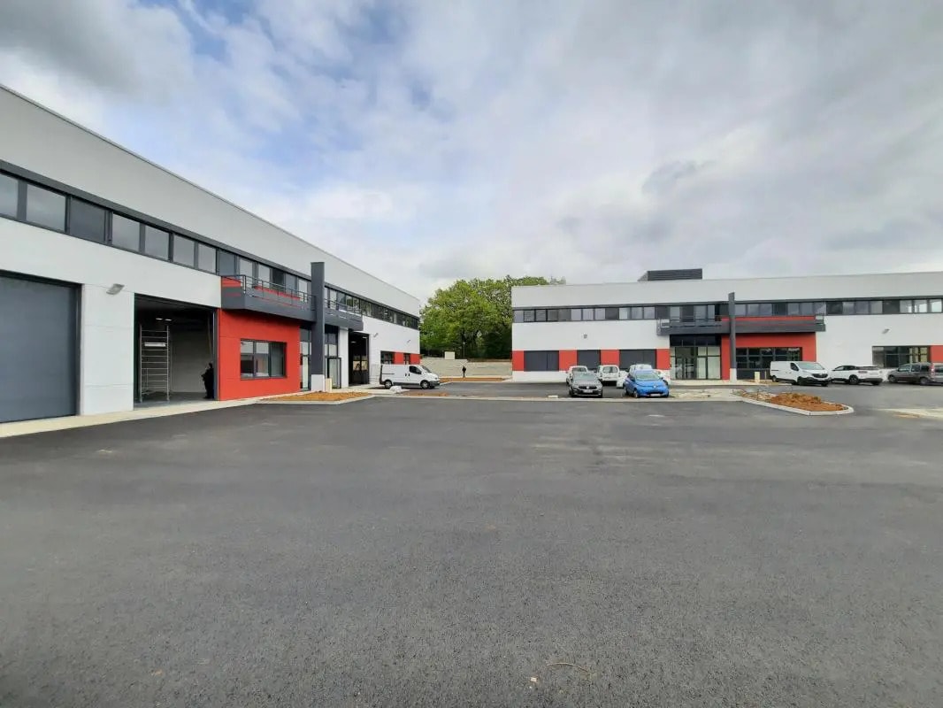 Flex in Dardilly for lease Building Photo- Image 1 of 4