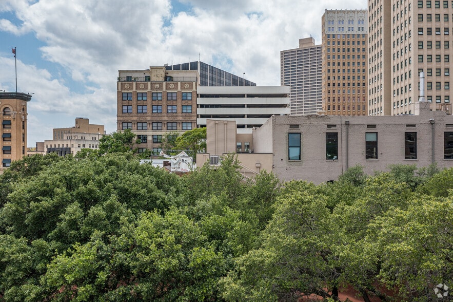 907 Houston St, Fort Worth, TX for sale - Building Photo - Image 2 of 30