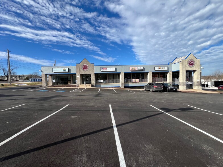 Retail Center & S. Springfield Storage portfolio of 2 properties for sale on LoopNet.com - Building Photo - Image 3 of 38