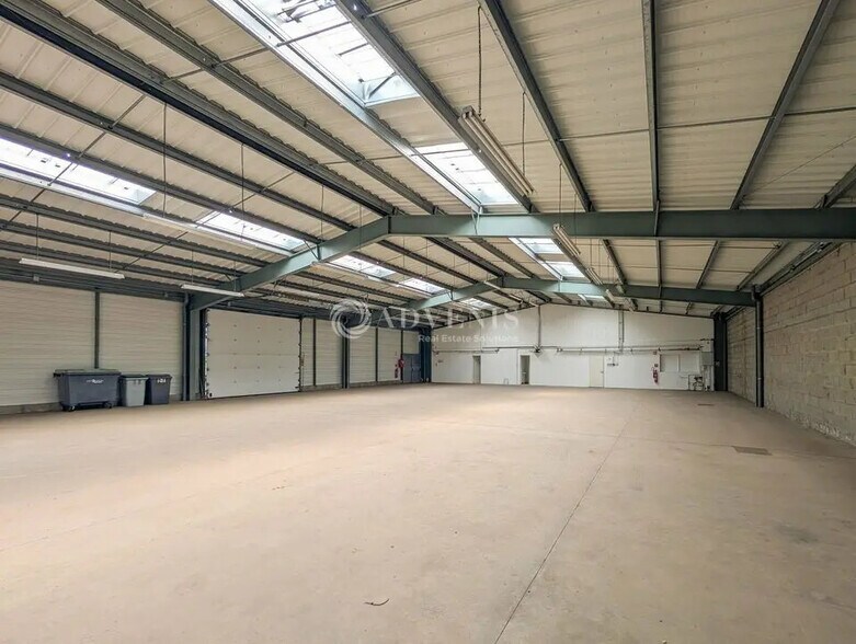 Flex in Vern-sur-Seiche for lease - Interior Photo - Image 2 of 9