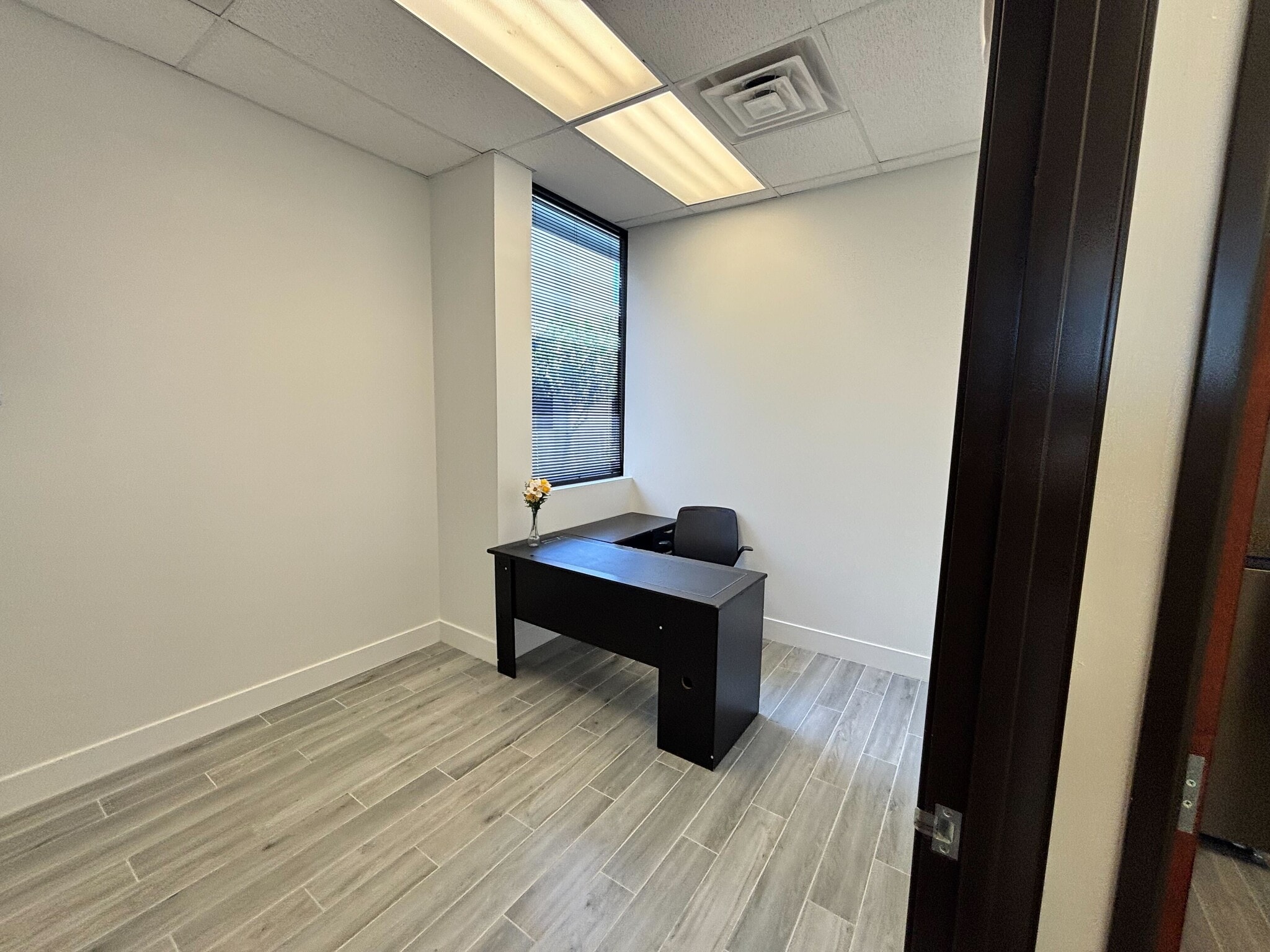 4035 W Chandler Blvd, Chandler, AZ for lease Interior Photo- Image 1 of 1