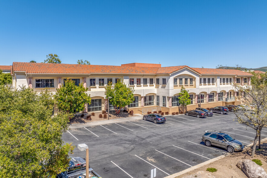 375 Rolling Oaks Dr, Thousand Oaks, CA for lease - Building Photo - Image 3 of 6