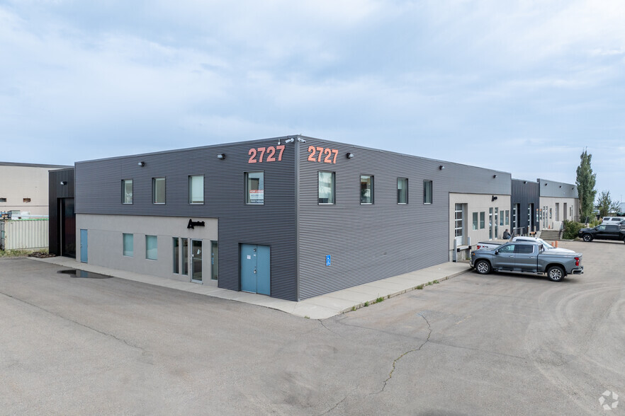 2727-2755 Centre Ave SE, Calgary, AB for lease - Primary Photo - Image 1 of 2