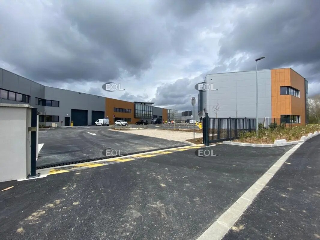 Flex in Grigny for lease Building Photo- Image 1 of 7
