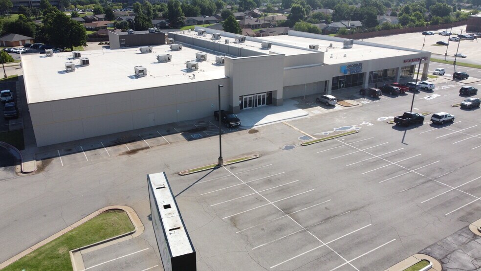 3625-3651 NW Expressway St, Oklahoma City, OK for lease - Building Photo - Image 1 of 7