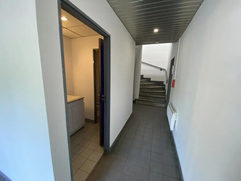 Flex in Gonesse for lease - Interior Photo - Image 2 of 7