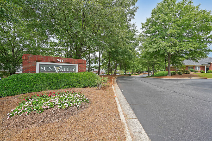 555 Sun Valley Dr, Roswell, GA for lease - Building Photo - Image 2 of 7