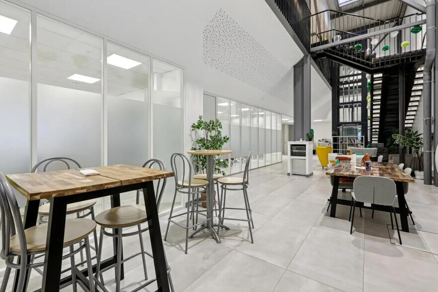 Flex in Vaux-le-Pénil for lease - Interior Photo - Image 2 of 18