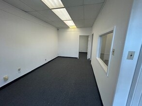 4800 W 34th St, Houston, TX for lease Interior Photo- Image 2 of 5