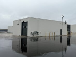 5500 N Lovers Lane Rd, Milwaukee, WI for lease Building Photo- Image 2 of 11