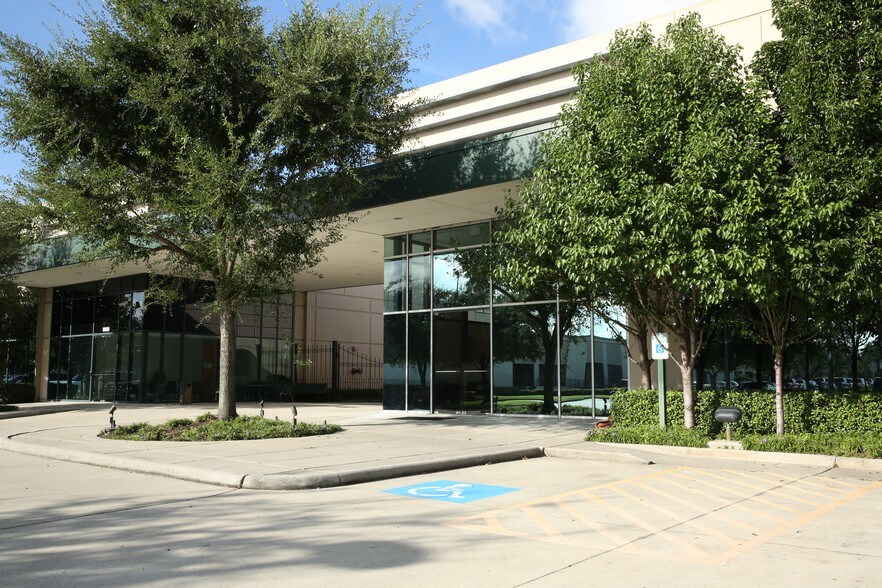 16505 Air Center Blvd, Houston, TX for sale - Building Photo - Image 1 of 1