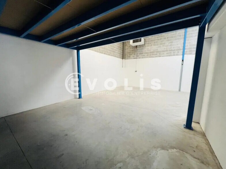 Flex in Moissy-Cramayel for lease - Interior Photo - Image 3 of 6