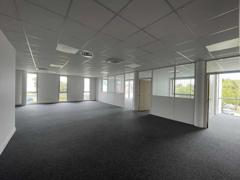 Office in Canéjan for lease - Interior Photo - Image 2 of 7