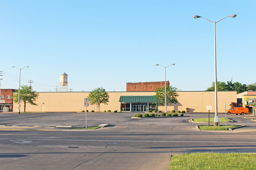 109-129 N Main St, Canton, IL for sale - Building Photo - Image 1 of 1