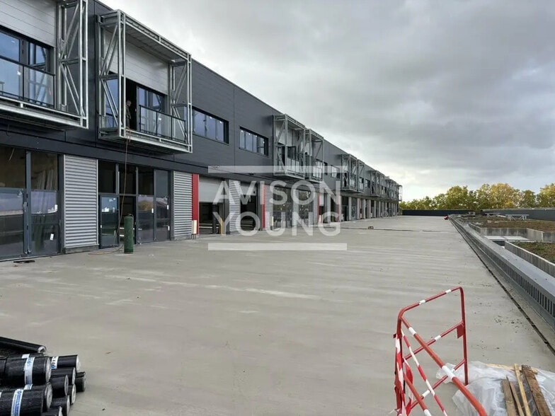 Flex in Bobigny for lease - Building Photo - Image 1 of 8