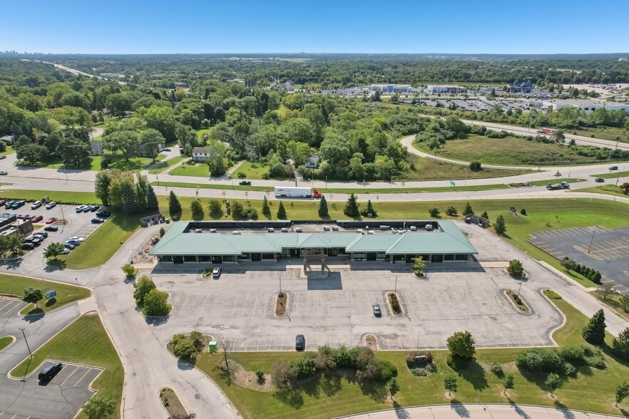 10855 W Park Pl, Milwaukee, WI for lease - Building Photo - Image 2 of 9