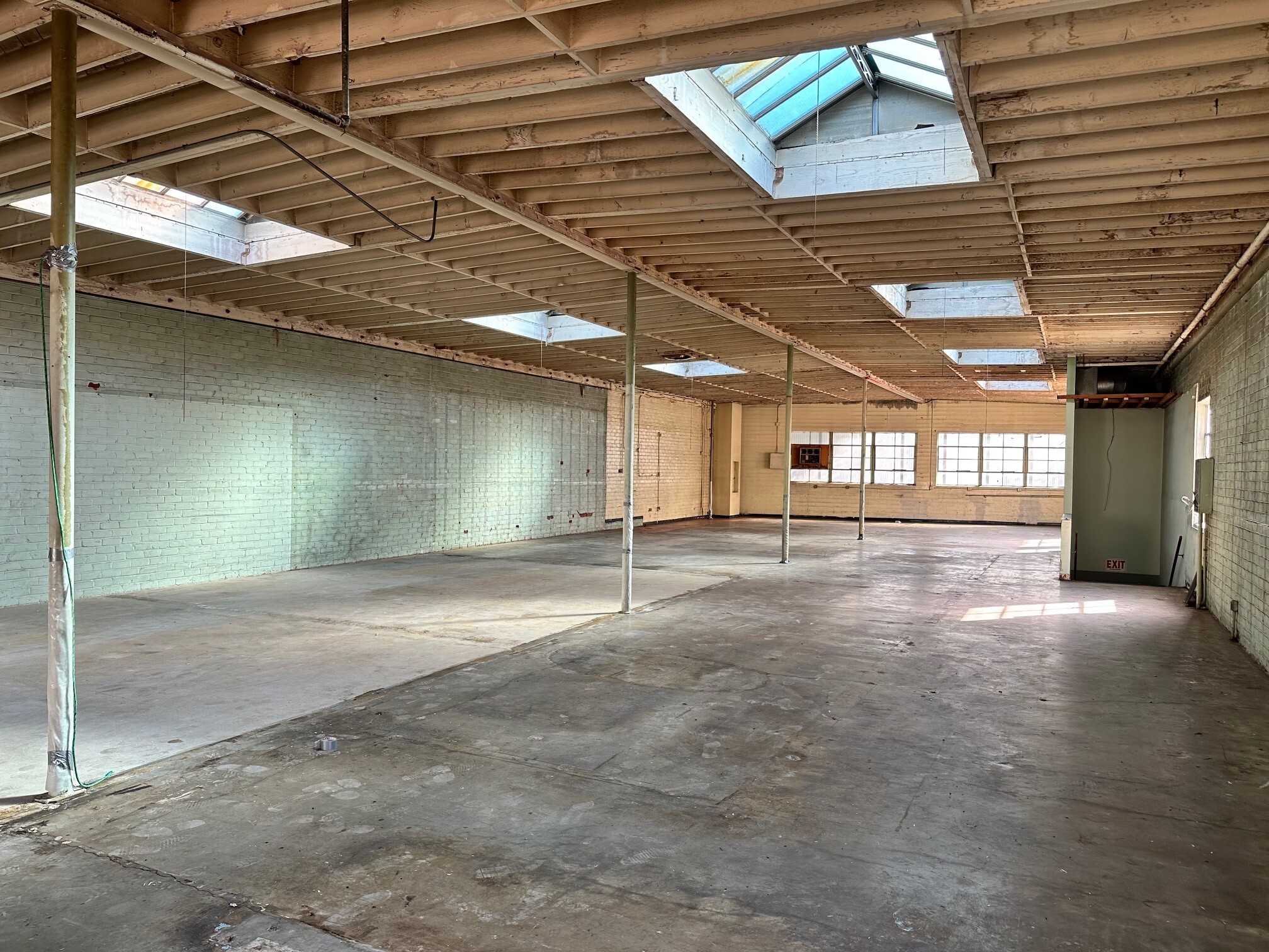 1327 S Olive St, Los Angeles, CA for lease Interior Photo- Image 1 of 13