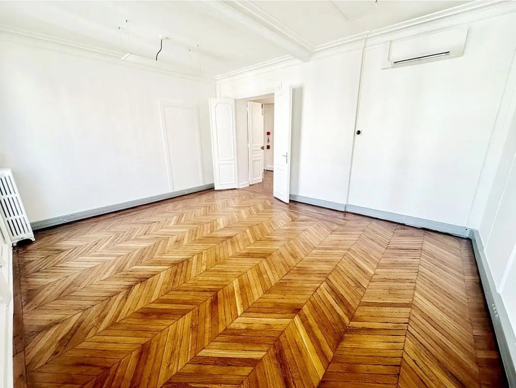 Office in Paris for lease Interior Photo- Image 1 of 10